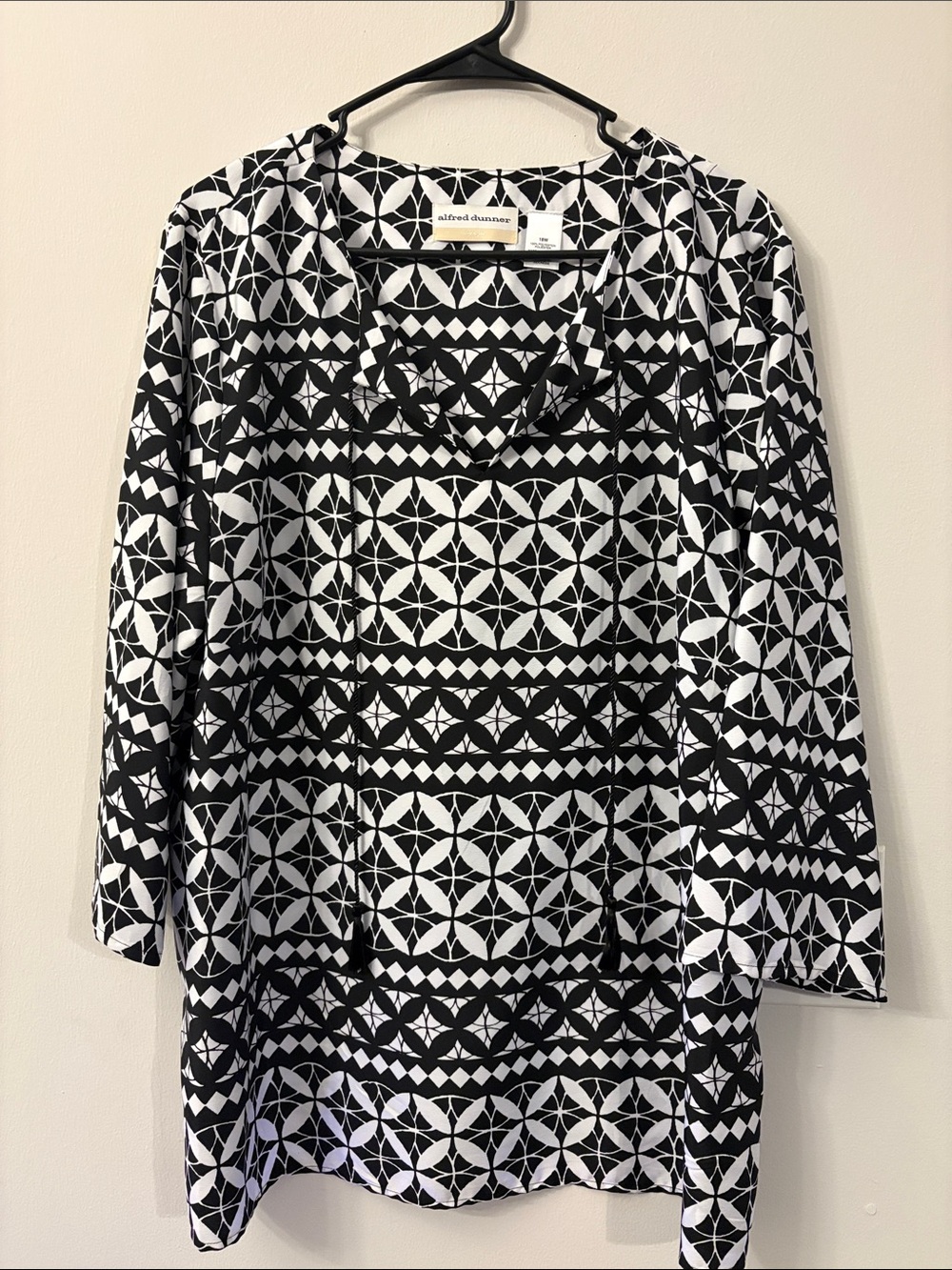 Alfred Dunner Black & White Geometric V-Neck Tunic